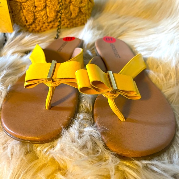 New Aerosoles yellow Bow Tong Sandals Size 10